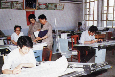 从1984年第一季度到抓治理上挂号周全提高企业素质验收前，，，，，，，，接纳分线检查、总结效果、找出差别、提出步伐、限期整改的要领，，，，，，，，使各项事情在整理中牢靠提高，，，，，，，，在牢靠提高中举行再整理，，，，，，，，再提高。。。。。。