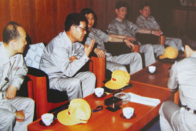 为了学习外国先进手艺和治理要领，，，，，，，，前往引进手艺与装备的国家举行实地考察。。。。。。薛仲光厂长在日本。。。。。。