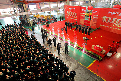 推土机事业部总装工厂盛大举行推土机第50000台下线庆典仪式。。。。。。这一激感人心的历史时刻标记着50000台不但仅是一个数目的积累，，，，，，，，更是安博电竞治理水平、生产规模、制造手艺、研发能力、销售能力等综合能力的体现，，，，，，，，标记着安博电竞推土机工业整体实力进一步增强，，，，，，，，是从量变到质变的奔腾。。。。。。