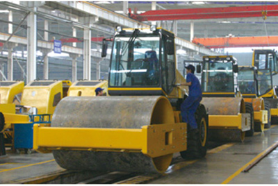 2002年2月，，，，，，，，由履带厂开发研制的YZ18液压振动压路机，，，，，，，，顺遂下线。。。。。。