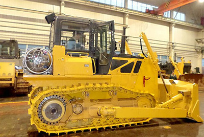 天下上第一台燃气型履带式推土机——SD20-5（LNG）在研究总院新产品试制中心下线。。。。。。SD20-5（LNG）履带式推土机是公司顺应行业生长趋势开发的一款节能、环保产品，，，，，，，，整机接纳自然气专用发念头，，，，，，，，燃烧后无积炭，，，，，，，，知足stageIIIA排放，，，，，，，，寿命更长，，，，，，，，维修频率更低。。。。。。