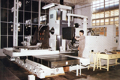 BPN-13B(R4)数控卧式加工中心。。。。。。厂房扩建加大，，，，，，，，装备填平补齐，，，，，，，，增添精、大、稀装备，，，，，，，，新上生产线，，，，，，，，提高企业装备素质，，，，，，，，使安博电竞厂成为名副着实的大马力推土机生产厂。。。。。。