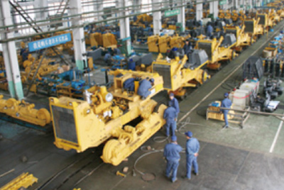 安博电竞牌TY320C推土机在装配分厂试验车间顺遂下线，，，，，，，，标记着“安博电竞”系列推土机在手艺性能和结结构型水平上又上了一个新的台阶。。。。。。