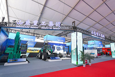 2023跨国公司与中国主题展在青岛国际聚会中心海上大坝举行，，，，，，，， 安博电竞股份携EE225电挖、SRD13-C6U无人驾驶压路机和纯电装载机随团参展。。。。。。